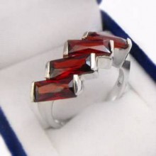 Strieborný prsteň s červenými zirkónmi (KPS156)